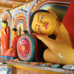 Лежащий Будда в Священном городе.