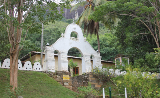 Вход в храм на скале Пидурангала