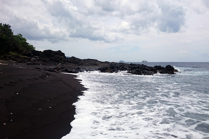 пляж с чёрным песком на Бали