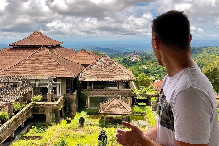 заброшенный отель на Бали