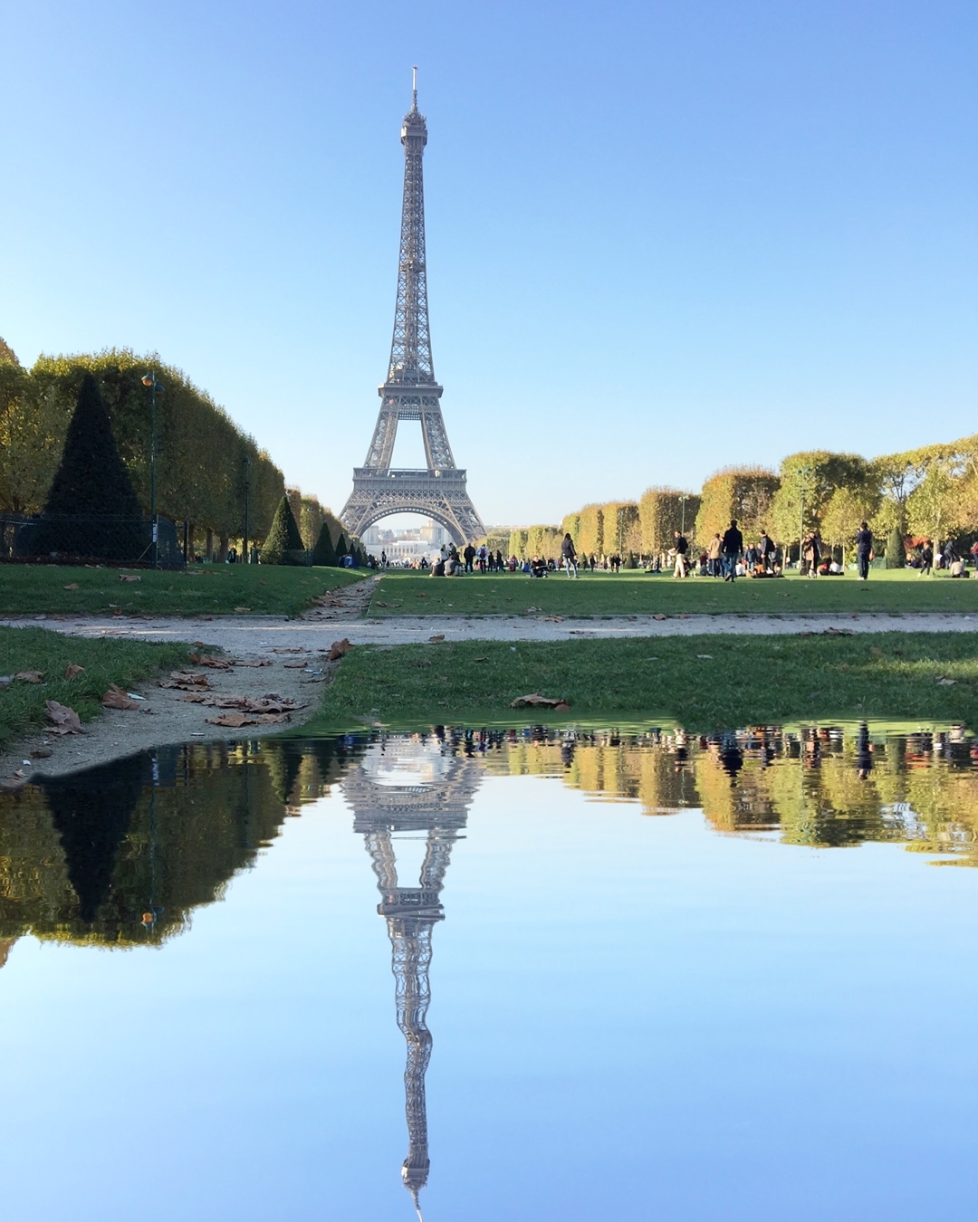Эйфелева башня в Париже сегодня